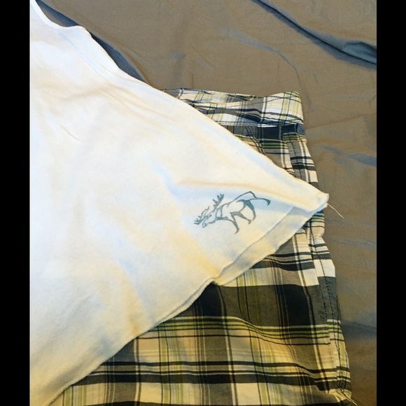 A&F white tank with moose size M hardly worn - Picture 2 of 4