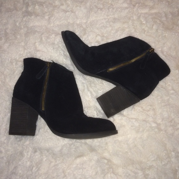Ecote Shoes - Black suede booties