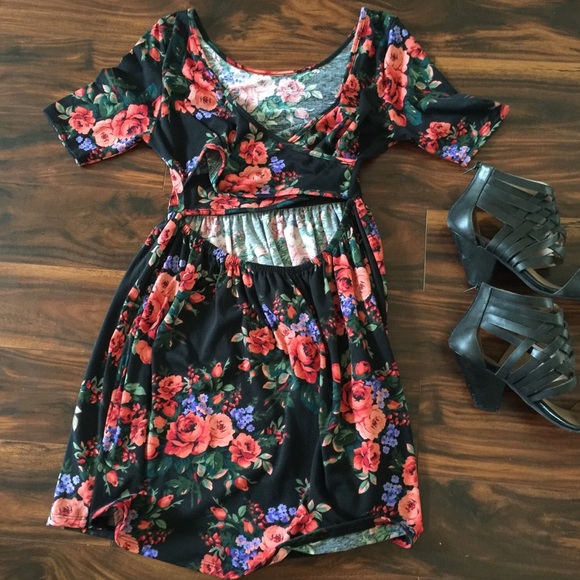 Black/red floral skater dress - Picture 2 of 3