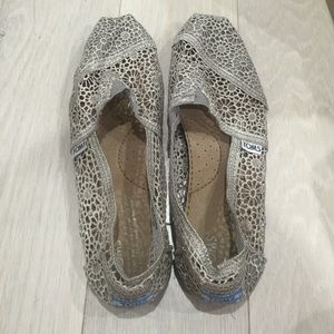 toms crochet slip on