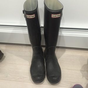 Black hunter boots