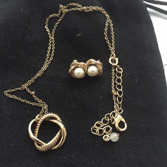Twist wreath necklace with earrings. Gold tone.