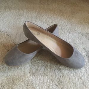 Grey Suede Flats (BRAND NEW) 👠🐚