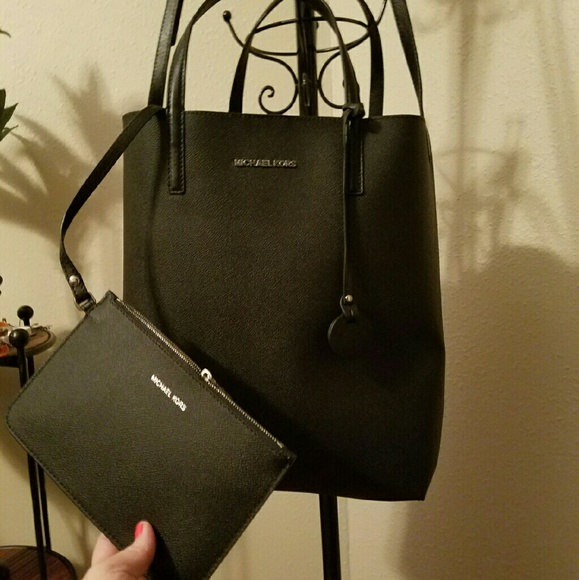 HP - MICHAEL KORS-BLK TOTE W/ DETACHABLE POUCH-NWT - Picture 3 of 4
