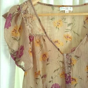 Flower shirt with lace on shoulders