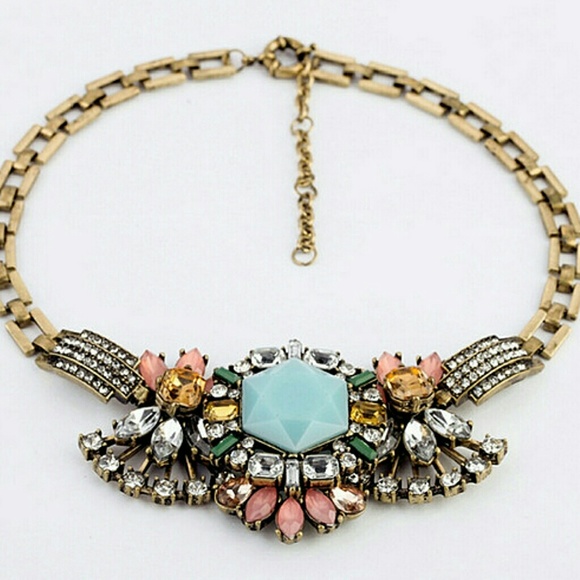 SOLD OUT 👸 Beautiful Statement Necklace - Picture 2 of 3