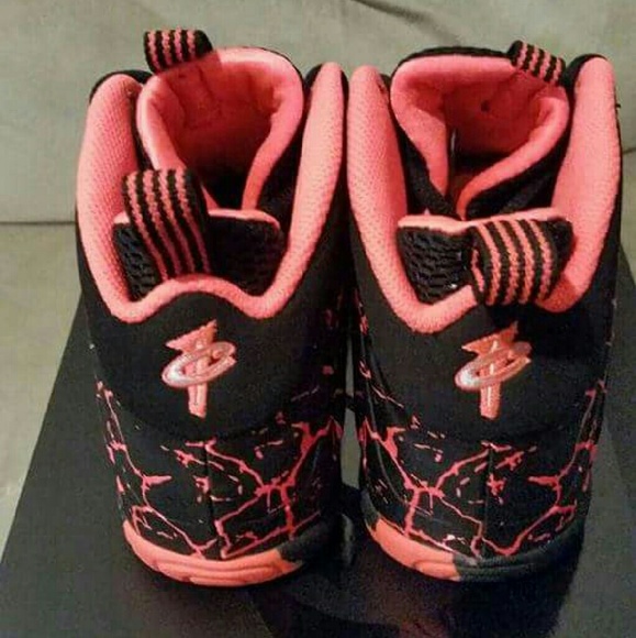 Lava foams - Picture 2 of 3