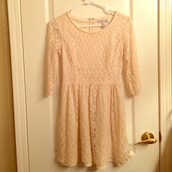 🌸Very pretty lace dress, gently used
