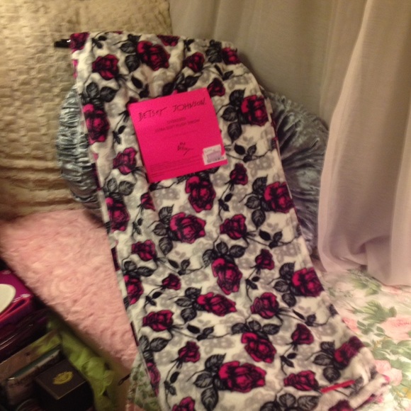 Betsey Johnson Accessories - NWT beautiful Betsy Johnson blanket