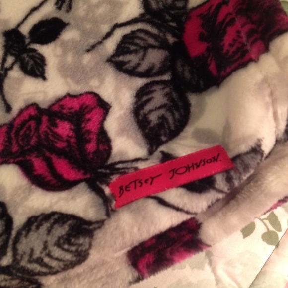 NWT beautiful Betsy Johnson blanket - Picture 2 of 3