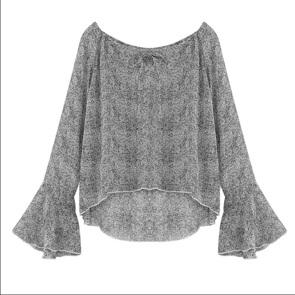 Bell sleeve blouse - Picture 3 of 4