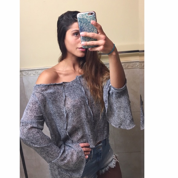 Bell sleeve blouse - Picture 4 of 4