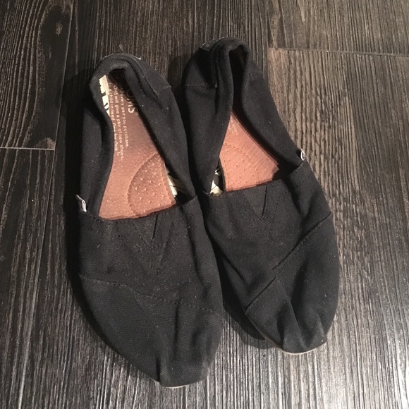 Black TOMS