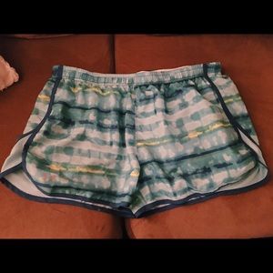 Women's semi-fitted running shorts