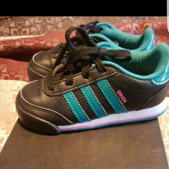 Toddler Adidas sz 6c