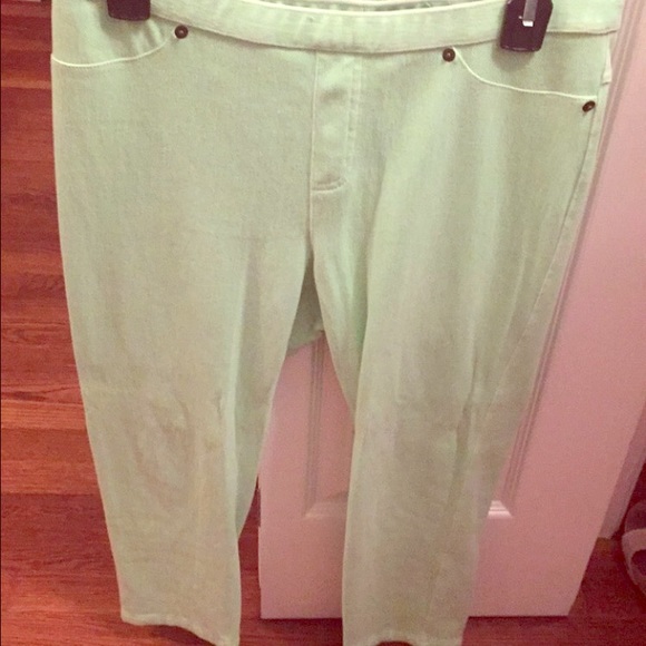 Mint green HUE Capri stretch pants. Medium