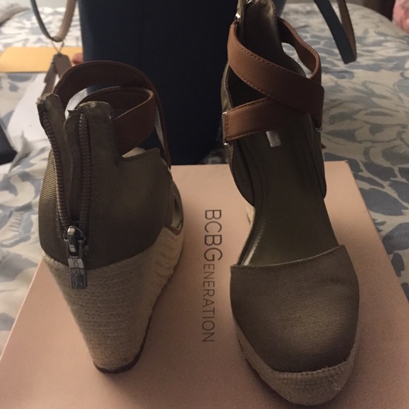 BCBG SHOES IN PEBBLE