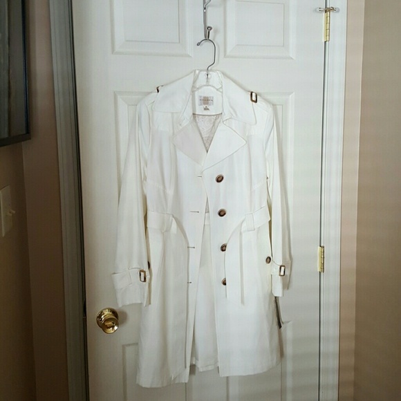 Gallery / white / trench coat