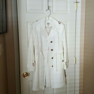 Gallery / white / trench coat