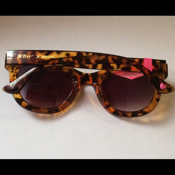 Betsey Johnson Sunglasses 100% UV Protection - Picture 2 of 3