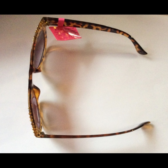 Betsey Johnson Sunglasses 100% UV Protection - Picture 3 of 3