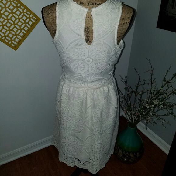 HP 6/16- BEAUTIFUL CREAM LACE CROCHET DRESS- NWOT - Picture 2 of 4