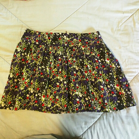 Bebe patterned skirt small