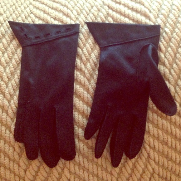 Vintage black soft gives w design around wrist 😍