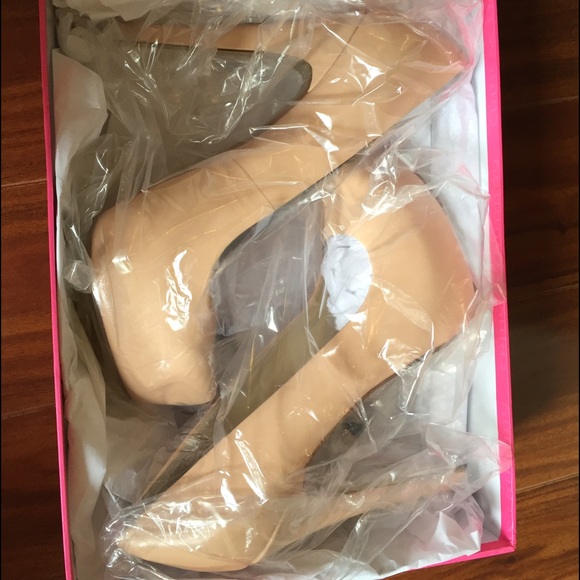 Chinese Laundry nude heels - Picture 3 of 4