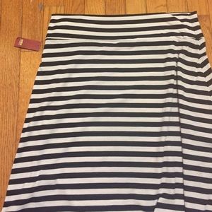 Long skirt (split on both sides)