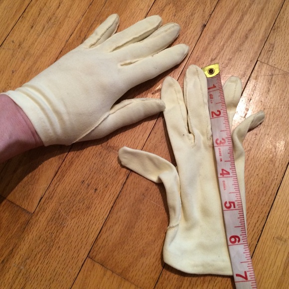 Vintage yellow gloves for small hands.