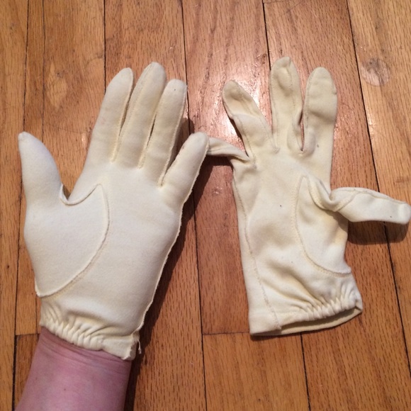 Vintage yellow gloves for small hands. - Picture 2 of 4