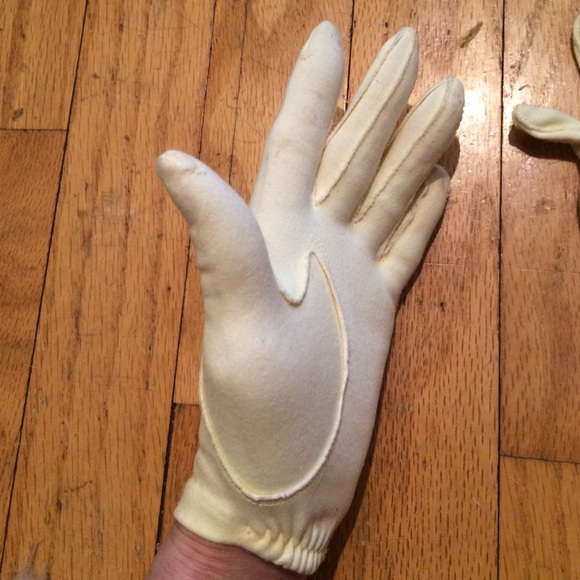 Vintage yellow gloves for small hands. - Picture 3 of 4