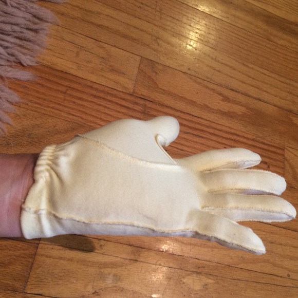 Vintage yellow gloves for small hands. - Picture 4 of 4