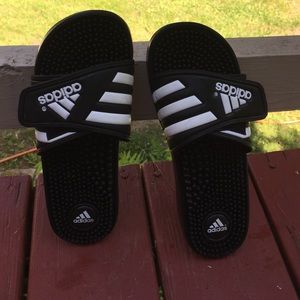 Adidas flip flops like new