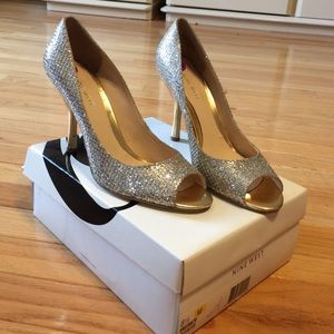 Nine West silver and gold peep toe pump - size 8.5