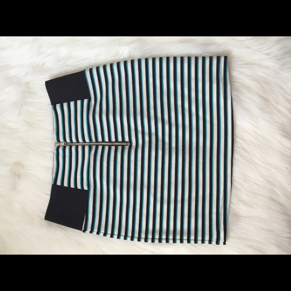 Striped mini-skirt! - Picture 3 of 3