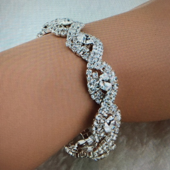 Elegant Austrian Crystal Infinity Bracelet 👗👡 - Picture 2 of 3