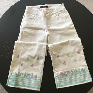 ✨Embroidered Khaki Capris Size 4✨