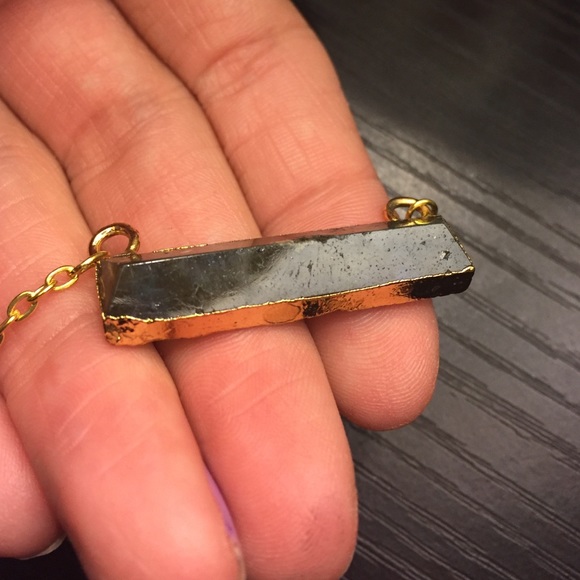 Natural labradorite bar gold necklace - Picture 4 of 4