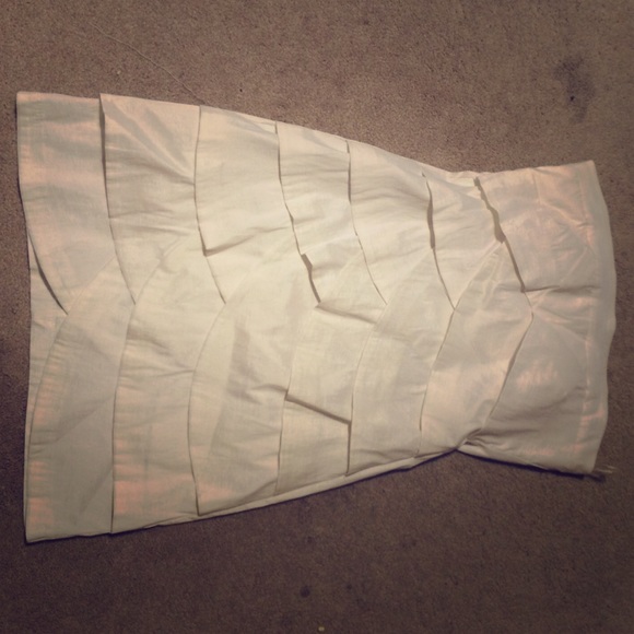 Sleeveless tulip white dress