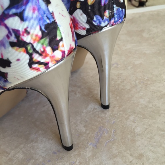 HP | Floral Statement Heels - Picture 4 of 4