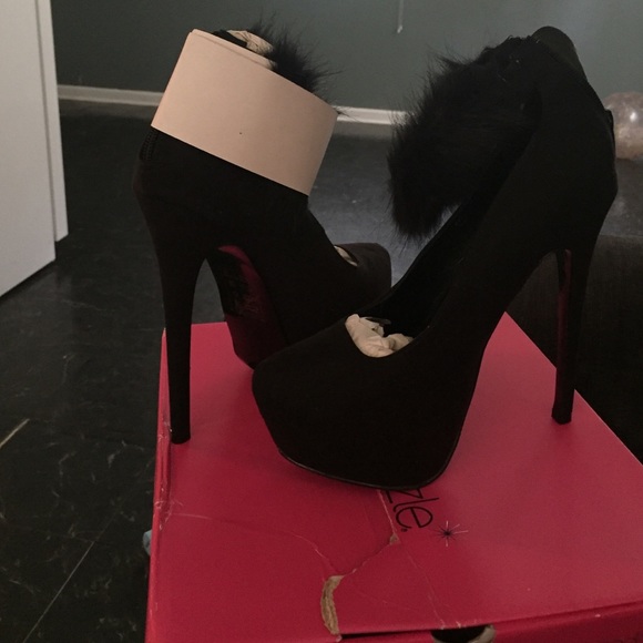 Nwt black pumps