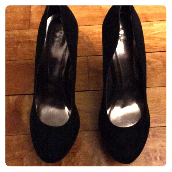 Black pumps