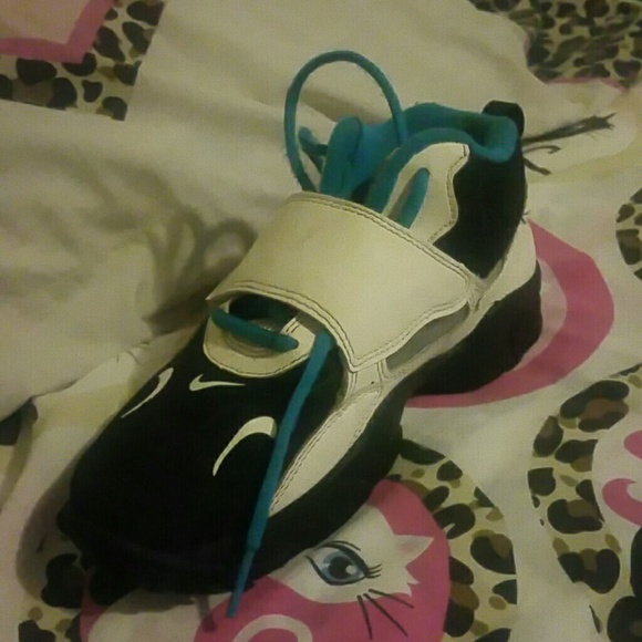 Nikes tennis shoes