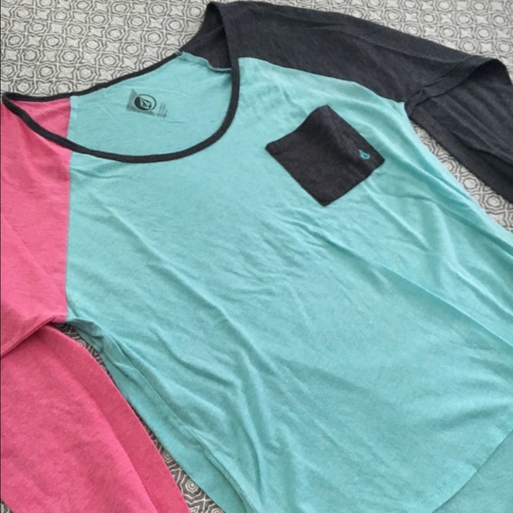 {Lightweight tri-color VOLCOM tee} - Picture 3 of 4