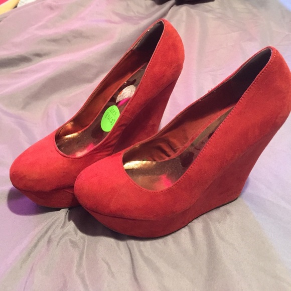 Dark red wedges