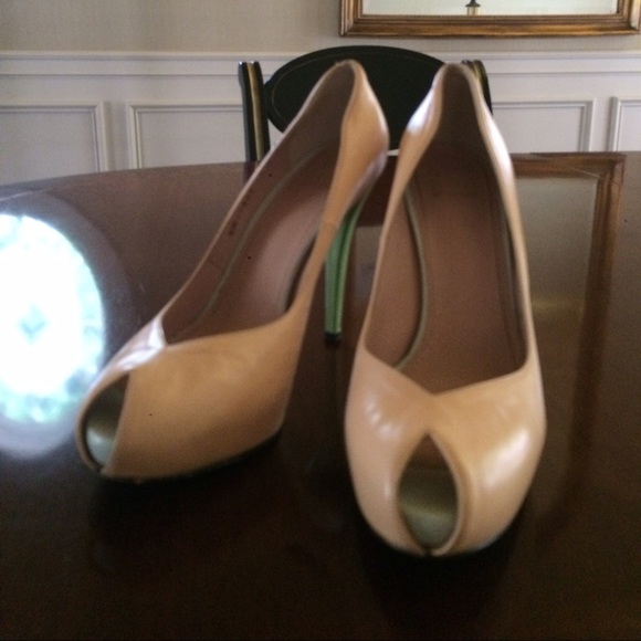 Stuart Weitzman 'Victoria' Peep Toe Pump - Picture 2 of 4