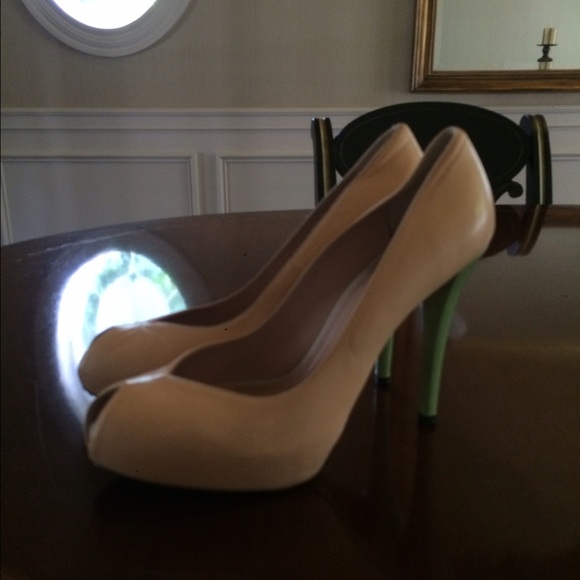 Stuart Weitzman 'Victoria' Peep Toe Pump - Picture 3 of 4