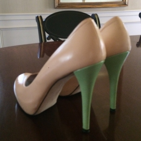 Stuart Weitzman 'Victoria' Peep Toe Pump - Picture 4 of 4